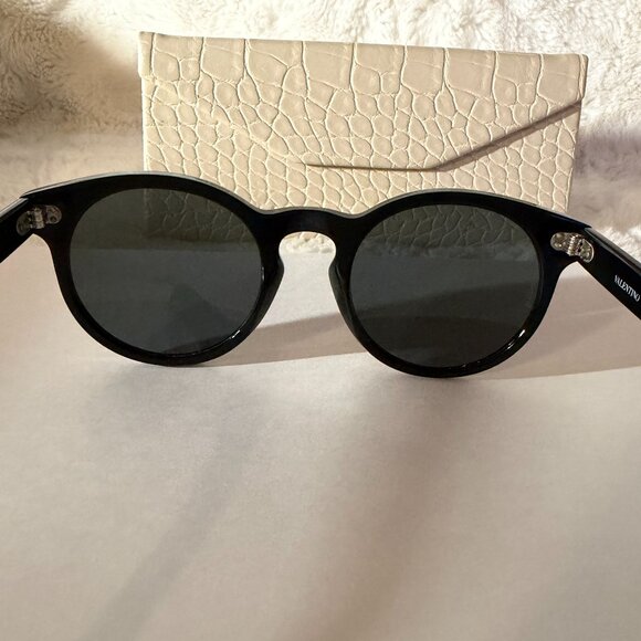 Valentino VA4009 col. 5010/87 Black Round Sunglasses main image 10